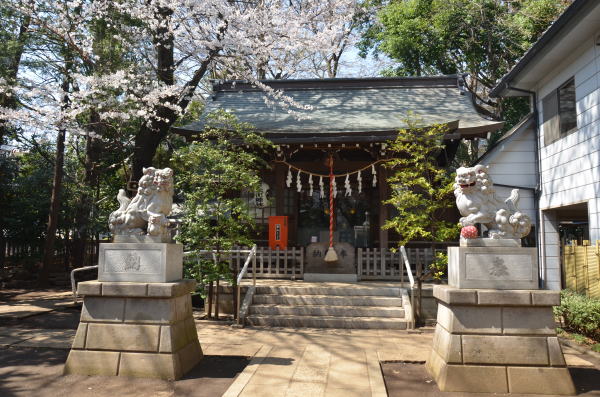 神社に坐します神様"